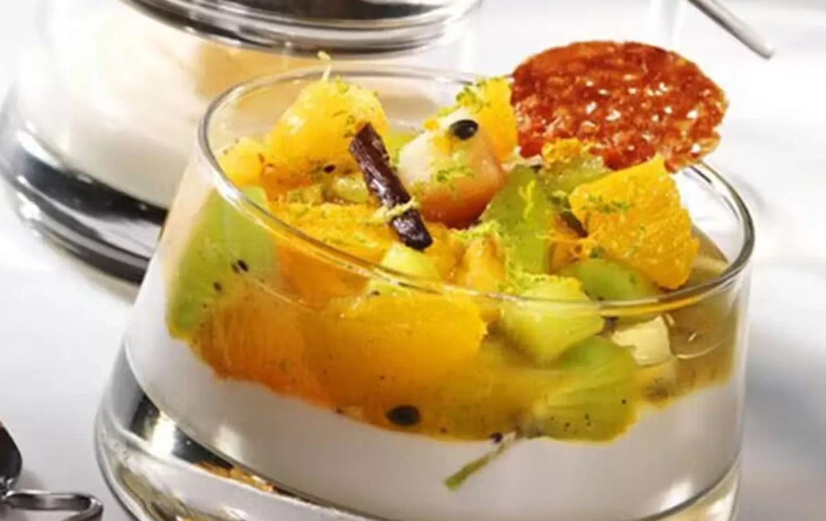 Yogur con frutas de temporada pasadas por la barbacoa Yogur con frutas de temporada pasadas por la barbacoa