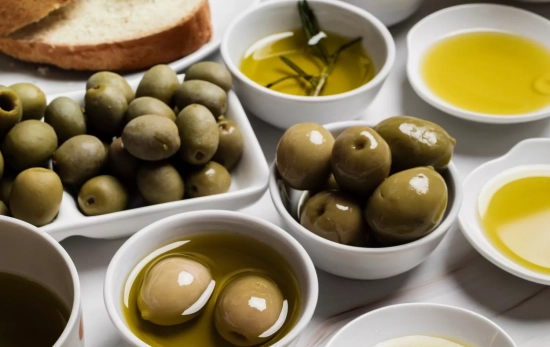 Cuencos con aceite de oliva y aceitunas / FREEPIK Cuencos con aceite de oliva y aceitunas / FREEPIK