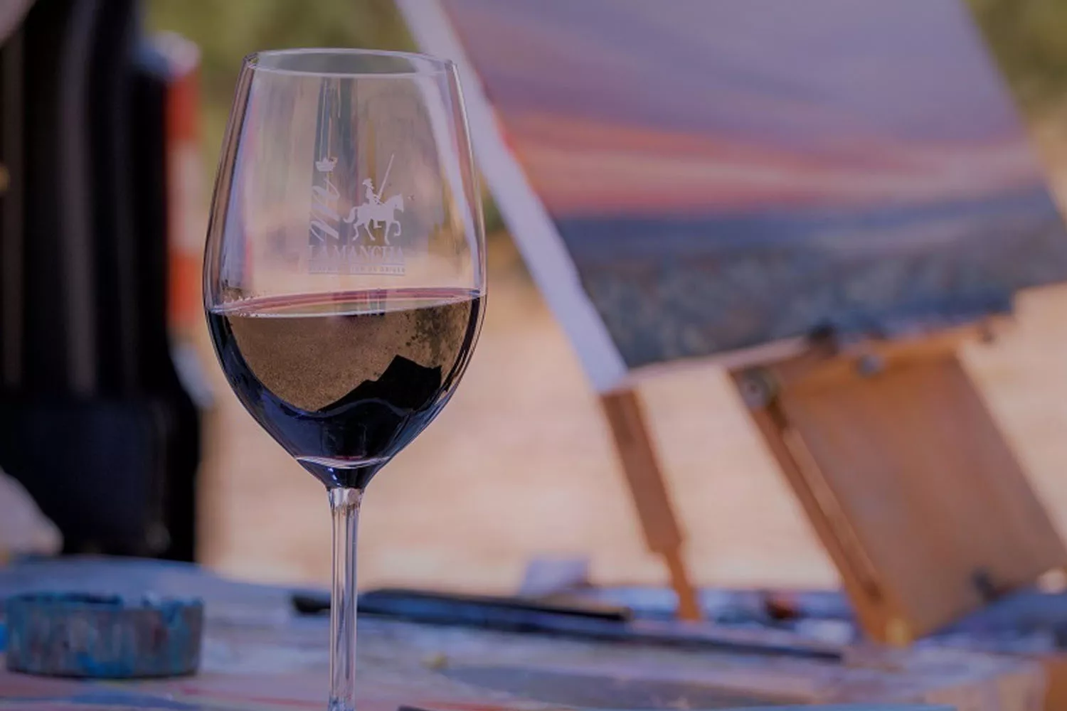 Una copa de uno de los miles de vinos españoles LUIS MARTÍNEZ