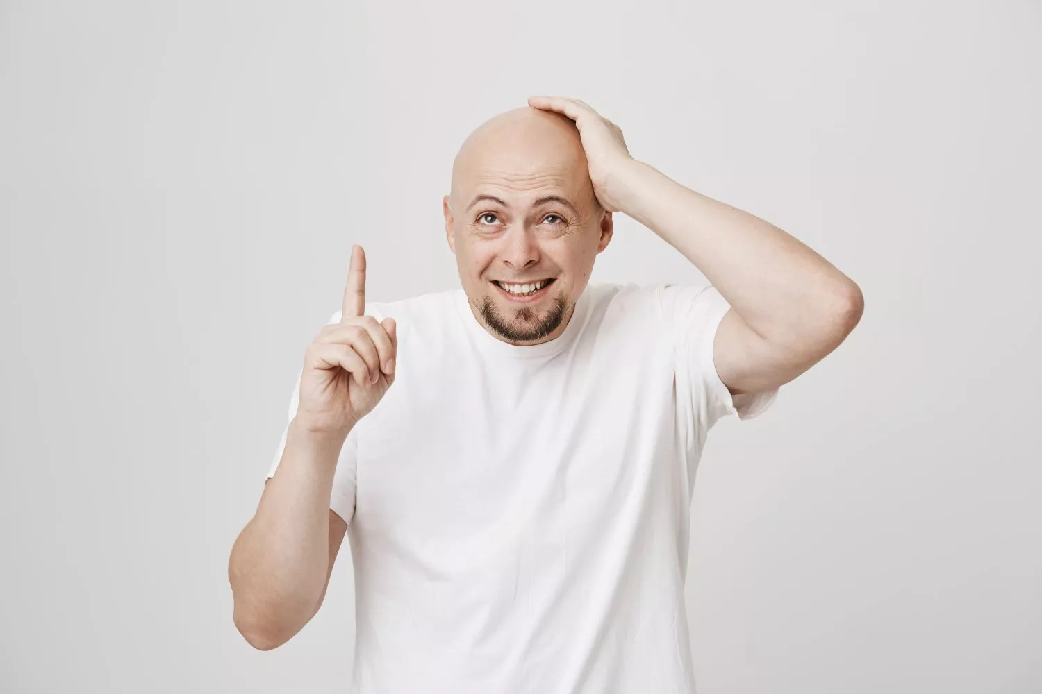 Una persona calva   FREEPIK