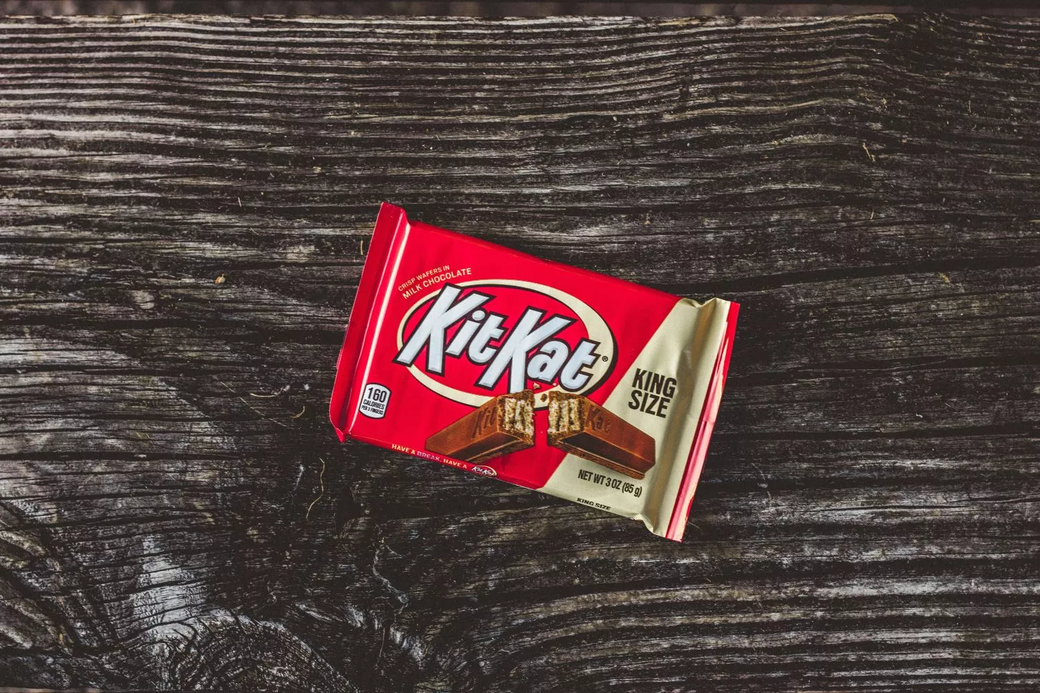 Um chocolate KitKat com o novo logo  / UNSPLASH