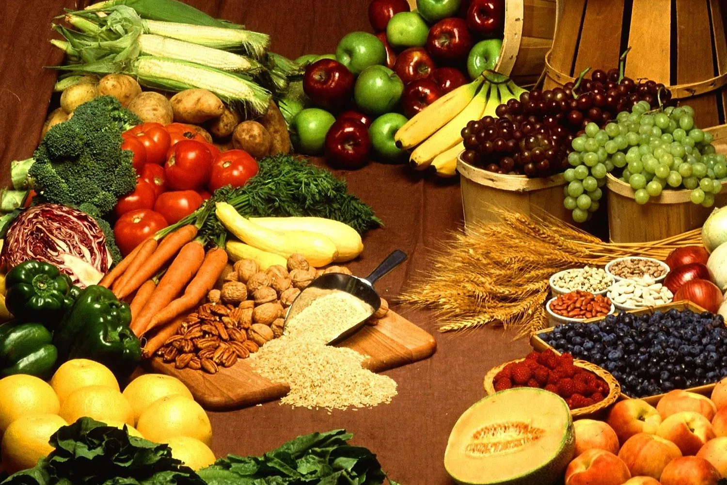 Un puesto con diferentes frutas, verduras y tubérculos con propiedades beneficiosas para la salud PIXABAY