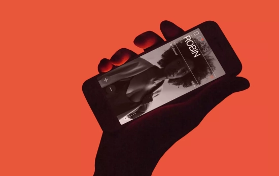 Una persona con la plataforma Feeld abierta, la alternativa a Tinder para el poliamor / FEELD Una persona con la plataforma Feeld abierta, la alternativa a Tinder para el poliamor / FEELD