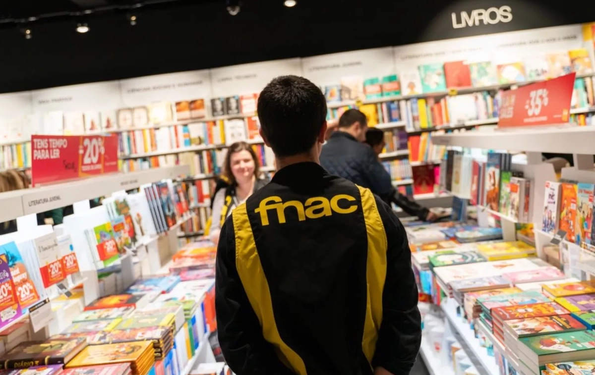 Un empleado de Fnac / FNAC Un empleado de Fnac / FNAC