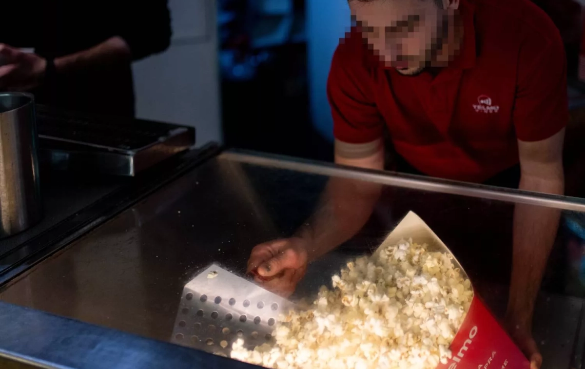 Un empleado prepara un cubo de palomitas en Yelmo Cines / LORENA SOPENA - EP Un empleado prepara un cubo de palomitas en Yelmo Cines / LORENA SOPENA - EP