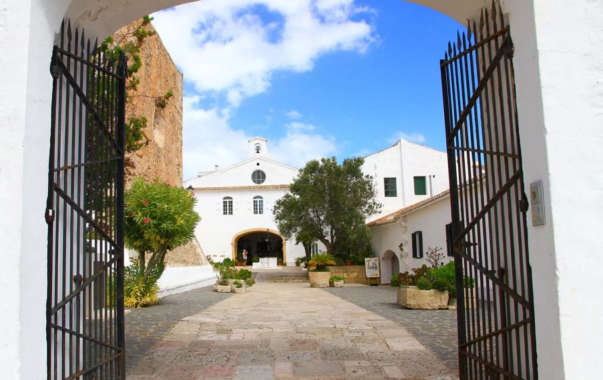 Entrada al Santuario de Monte Toro / DONDE VIAJAMOS Entrada al Santuario de Monte Toro / DONDE VIAJAMOS