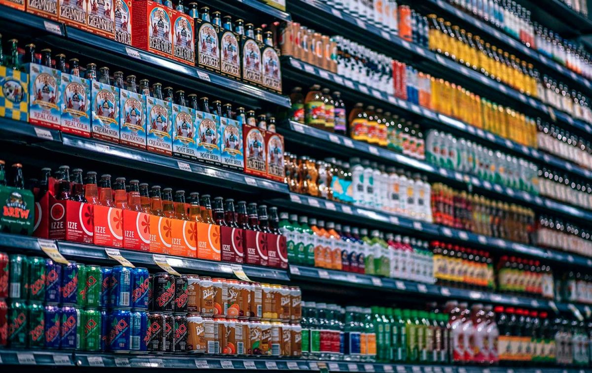 Varias cerveza y refrescos en la estantería de un supermercado / PIXABAY