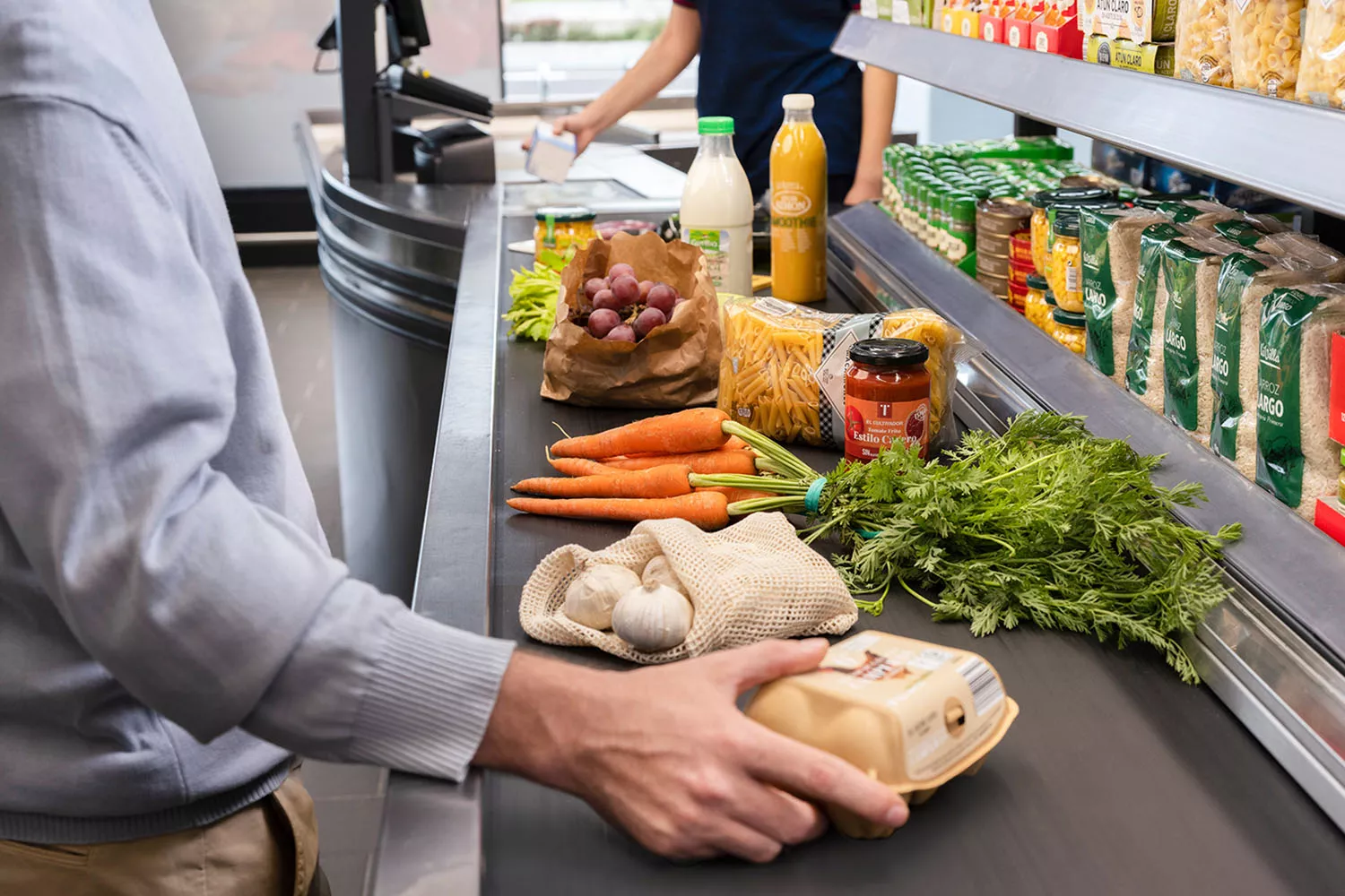Una persona hace la compra para seguir una dieta/ ALDI Una persona hace la compra para seguir una dieta/ ALDI