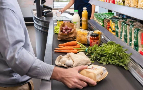 Una persona hace la compra para seguir una dieta/ ALDI Una persona hace la compra para seguir una dieta/ ALDI