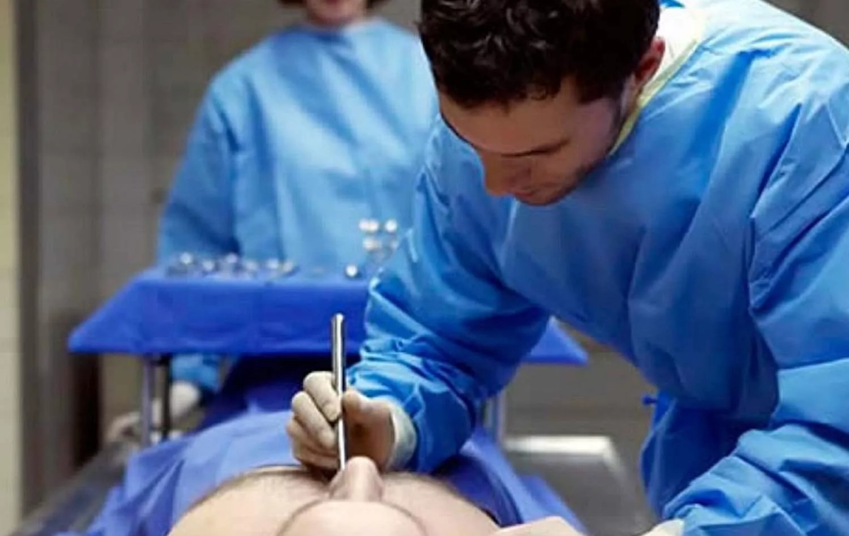 Un estudiante de Medicina disecciona un cuerpo donado a la ciencia / EFE Un estudiante de Medicina disecciona un cuerpo donado a la ciencia / EFE