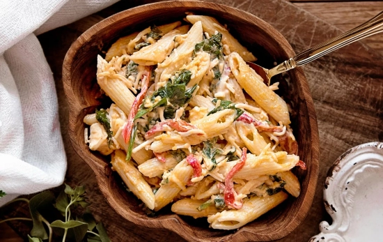 Un plato de pasta con verduras, fuente de carbohidratos como la que Tom Cruise prefiere evitar/ PEXELS Un plato de pasta con verduras, fuente de carbohidratos como la que Tom Cruise prefiere evitar/ PEXELS