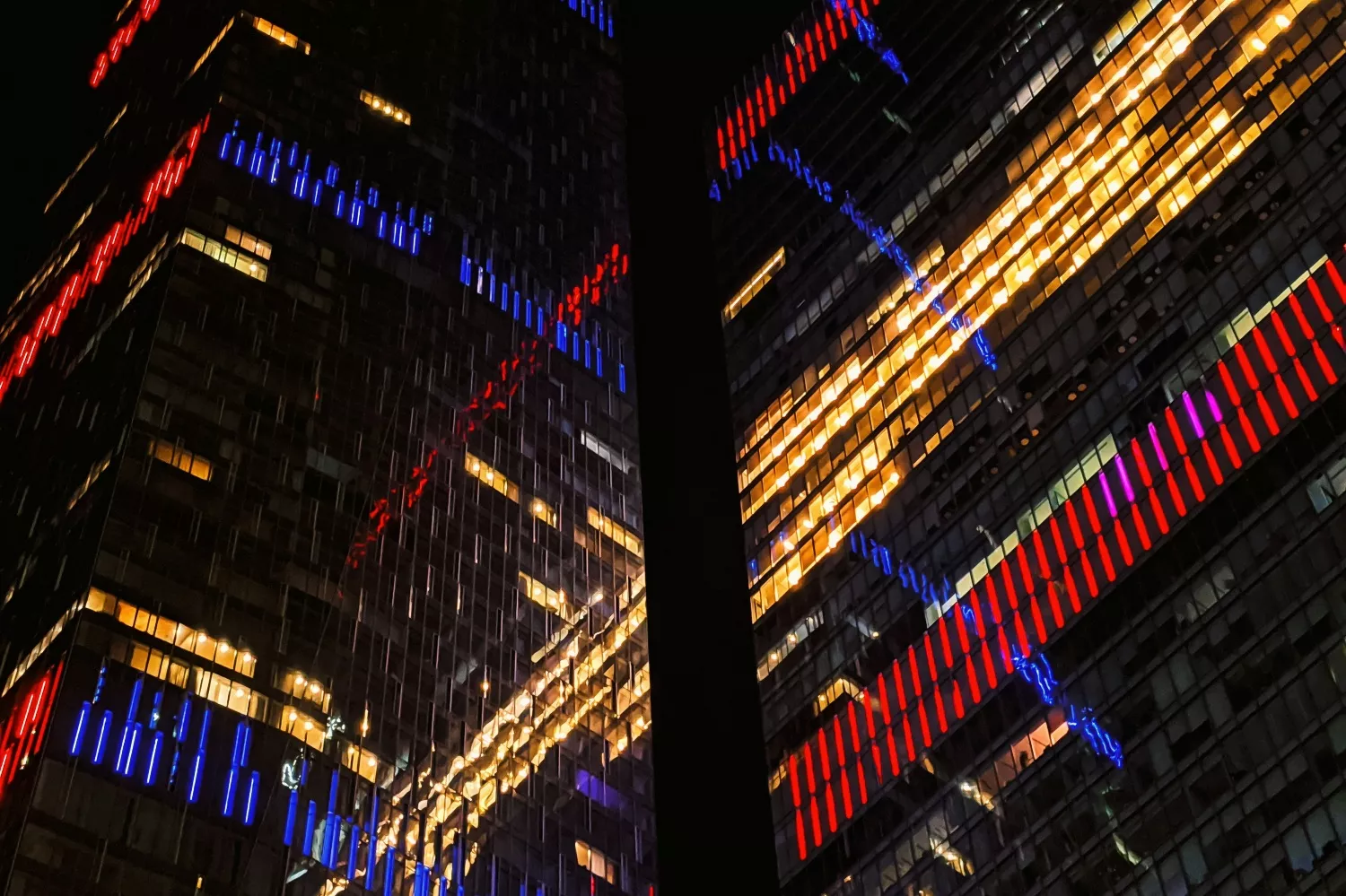 Una oficina con la luz encendida   UNSPLASH
