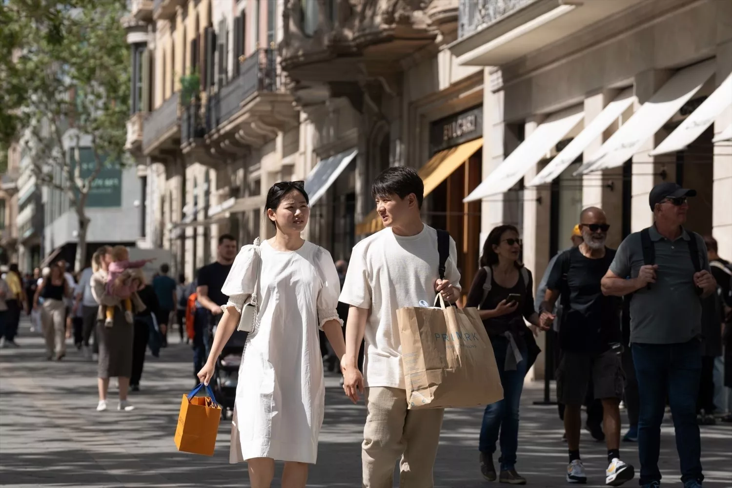 Varias personas de compras por el Paseo de Gracia de Barcelona / EP - DAVID ZORRAKINO