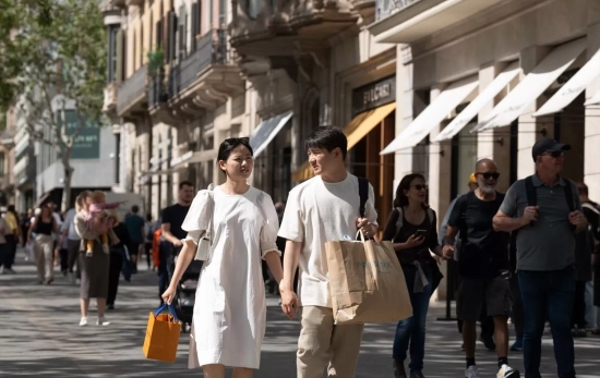 Varias personas de compras por el Paseo de Gracia de Barcelona / EP - DAVID ZORRAKINO