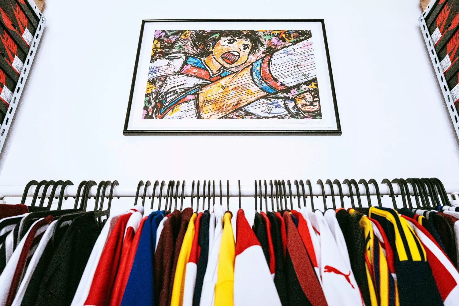 Camisolas de futebol retro numa loja / UNSPLASH