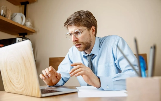 Una persona con problemas económicos en el reparto de la cuenta conjunta con su expareja/ FREEPIK - master1305 Una persona con problemas económicos en el reparto de la cuenta conjunta con su expareja/ FREEPIK - master1305