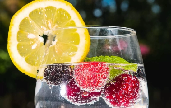 Un vaso de agua con burbujas, frutos rojos y limón / PEXELS Un vaso de agua con burbujas, frutos rojos y limón / PEXELS