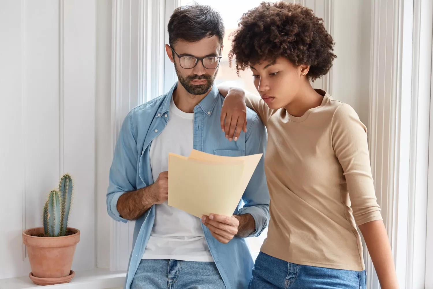 Una pareja lee con atención un contrato / FREEPIK Una pareja lee con atención un contrato / FREEPIK