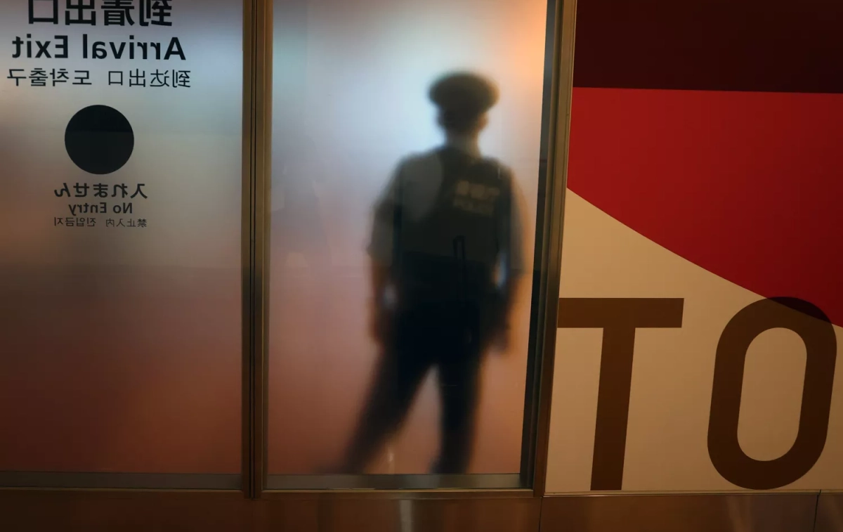 Un policía detrás de las puertas de salida del aeropuerto de Tokio, Japón Karl Josef Hildenbrand Un policía detrás de las puertas de salida del aeropuerto de Tokio, Japón Karl Josef Hildenbrand