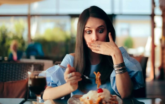 Una persona durante una comida / NICOLETA IONESCU Una persona durante una comida / NICOLETA IONESCU