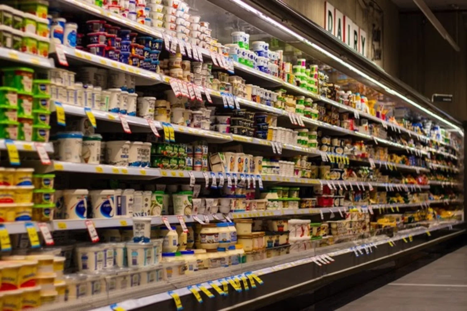 Varios productos con etiquetas nutricionales / FITSTORE.ES