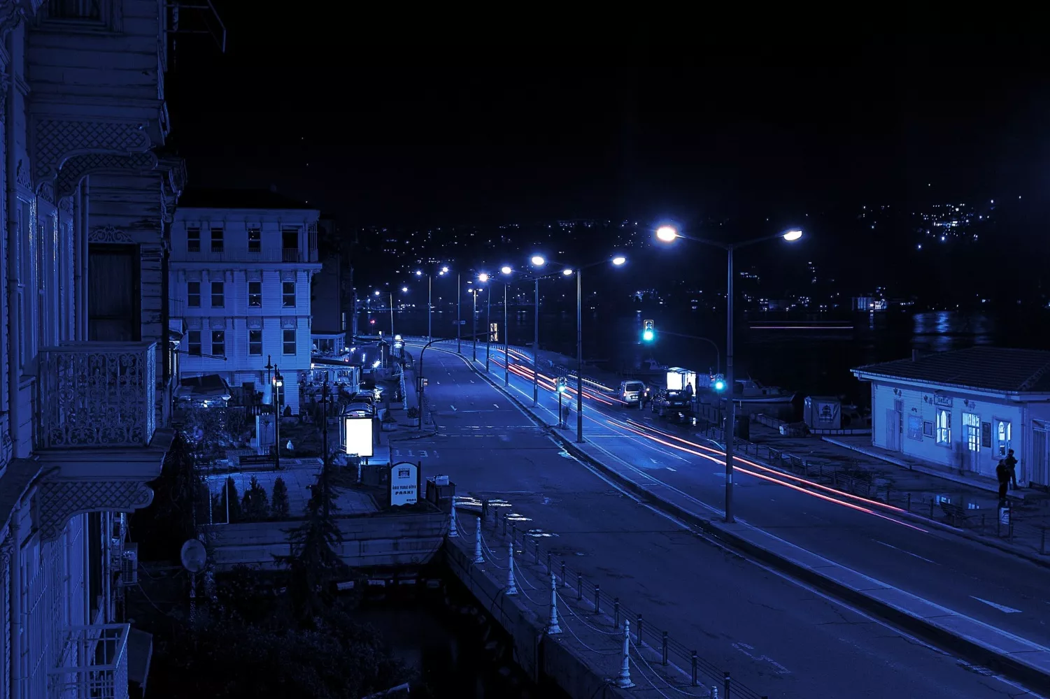 Una calle de una ciudad donde la luz está encendida   PIXABAY