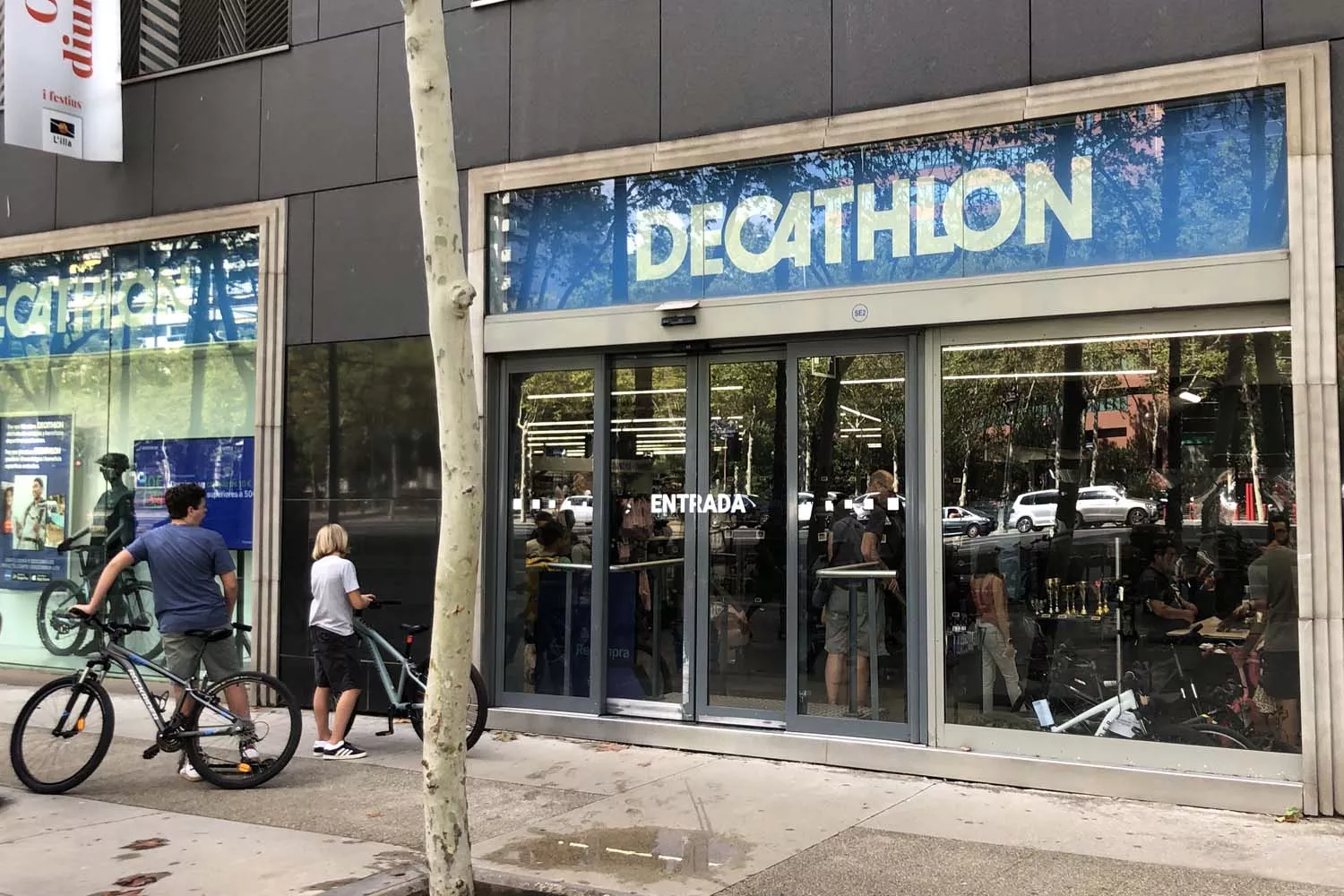 Una persona con su bici delante de una tienda Decathlon / TEO CAMINO