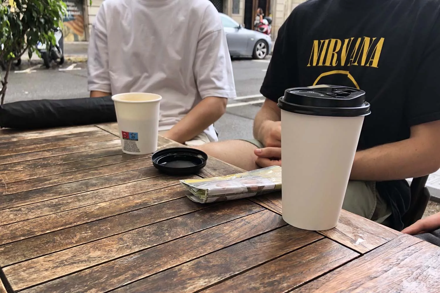 Vários cafés em chávenas de plástico no terraço de um bar / TEO CAMINO