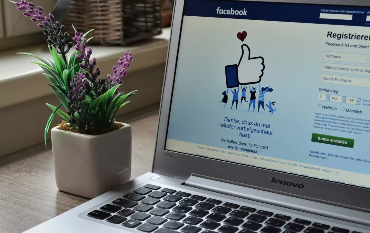 Una persona accede a Facebook / EP - PEXELS Una persona accede a Facebook / EP - PEXELS