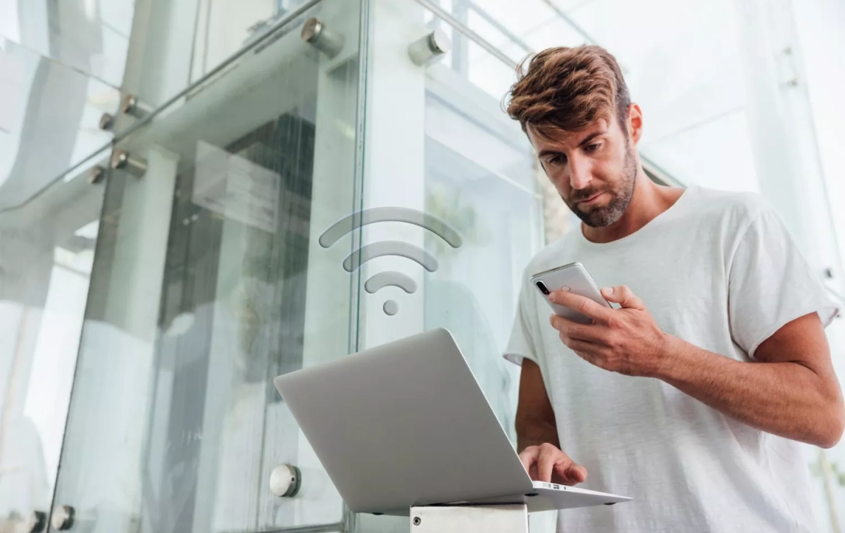 Una persona se conecta a la red wifi / FREEPIK Una persona se conecta a la red wifi / FREEPIK