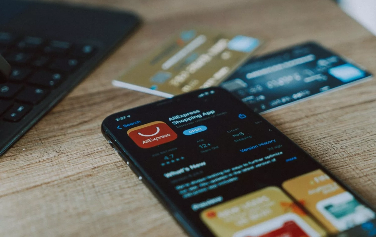 Un móvil con la app de AliExpress / UNSPLASH Un móvil con la app de AliExpress / UNSPLASH