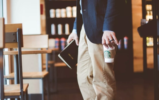 Una persona con un café para llevar / UNSPLASH Una persona con un café para llevar / UNSPLASH