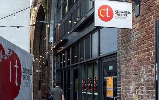 La entrada del Cervantes Theatre de Londres / CTL La entrada del Cervantes Theatre de Londres / CTL