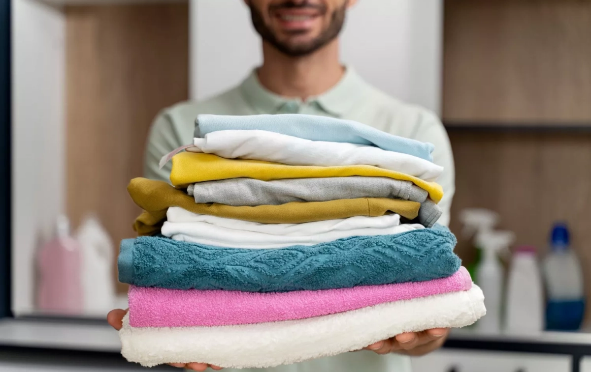 Un hombre con ropa limpia / FREEPIK Un hombre con ropa limpia / FREEPIK