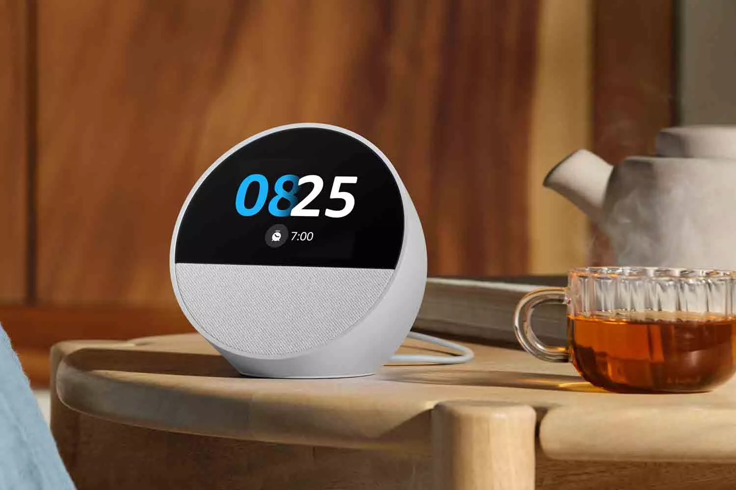 Un dispositivo Alexa, el asistente de voz de Amazon, y una taza de té para dormir AMAZON