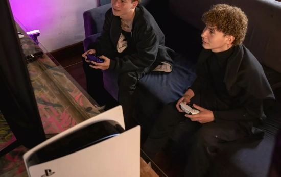 Dos jóvenes que prefieren jugar con la PlayStation a salir de discoteca / PEXELS Dos jóvenes que prefieren jugar con la PlayStation a salir de discoteca / PEXELS