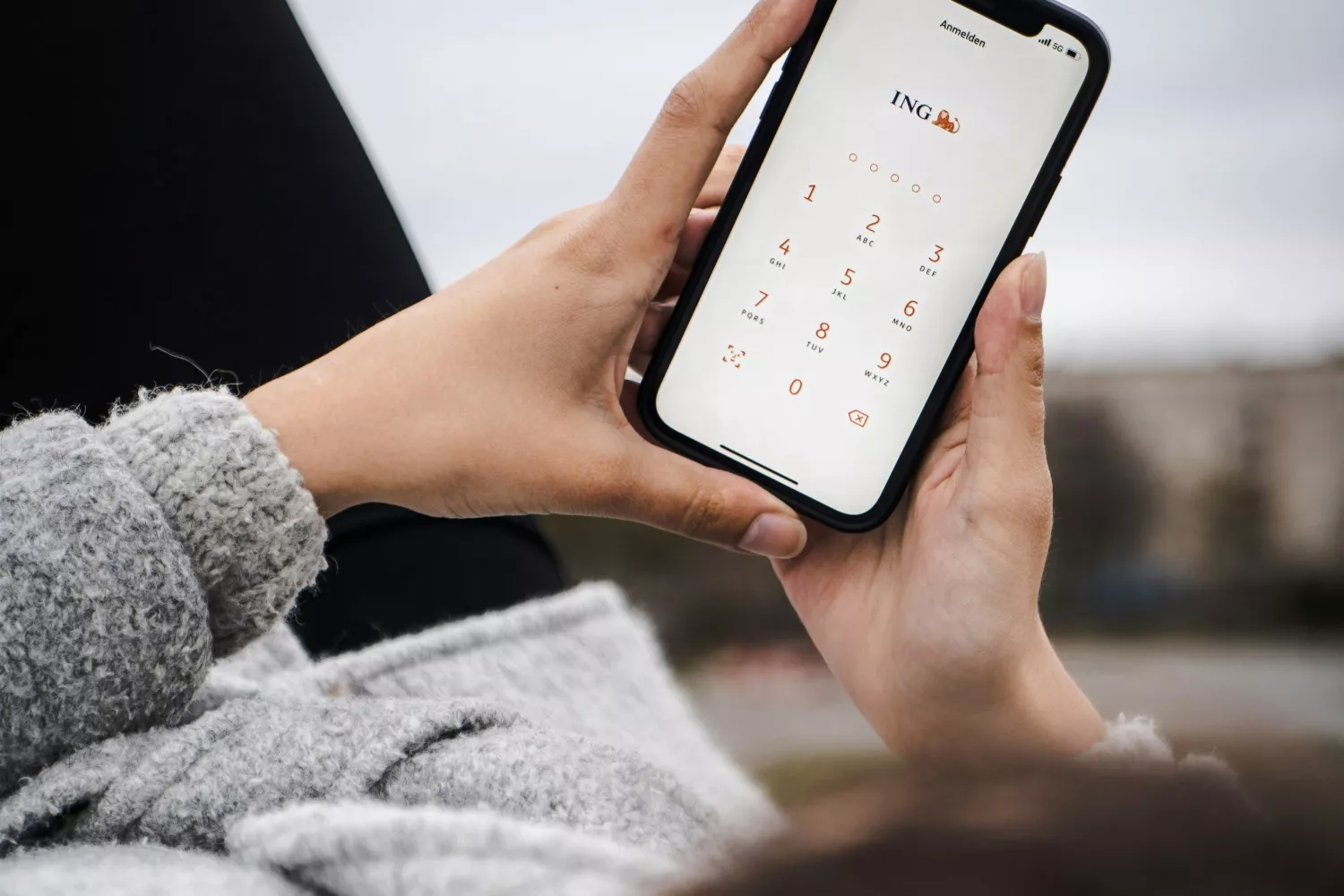 Uma pessoa acede à sua conta ING / UNSPLASH