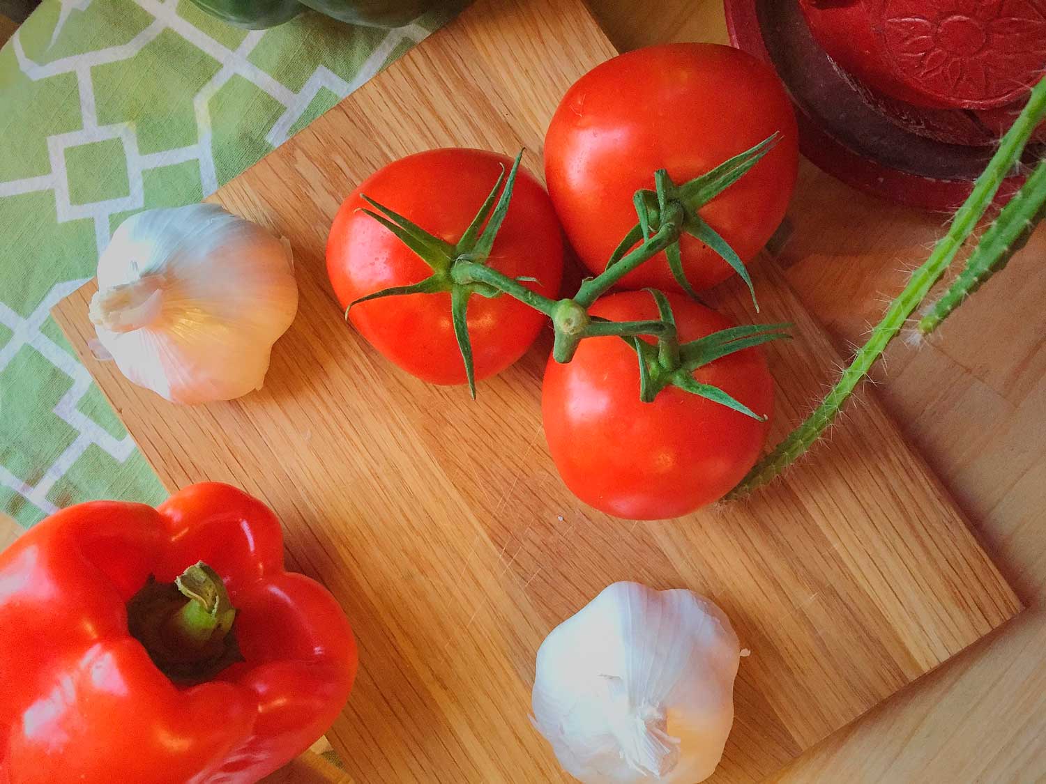 Algunos tomates, ajo y pimiento rojo / PIXABAY