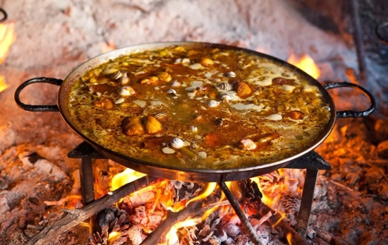 Una paella elaborada de forma tradicional / CONCURSO INTERNACIONAL DE PAELLA VALENCIANA DE SUECA Internacional de Paella Valenciana de Sueca Una paella elaborada de forma tradicional / CONCURSO INTERNACIONAL DE PAELLA VALENCIANA DE SUECA Internacional de Paella Valenciana de Sueca
