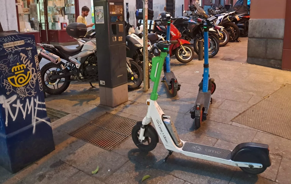 Patinetes mal aparcados en Madrid / CG Patinetes mal aparcados en Madrid / CG