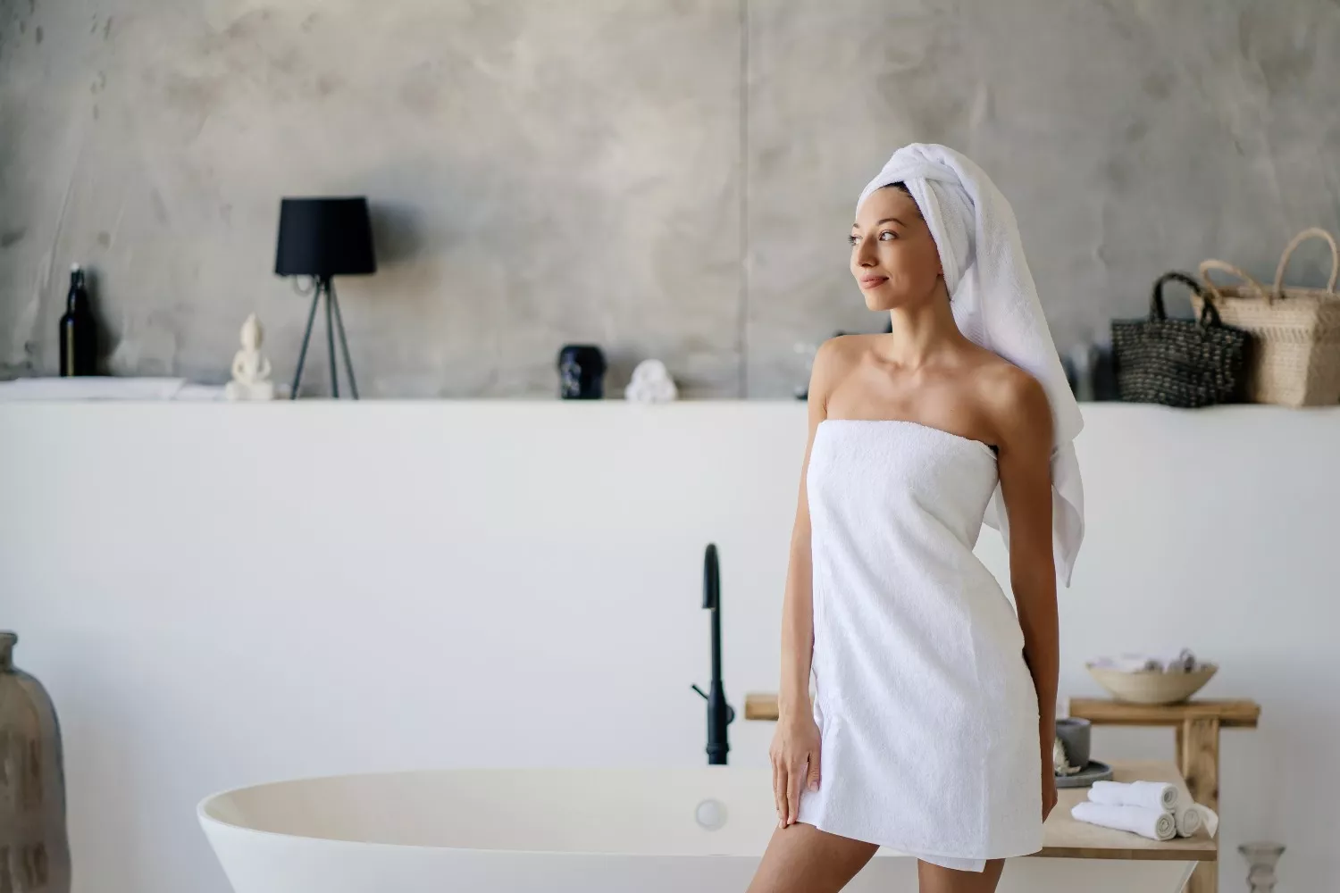 Una mujer satisfecha con como han quedado de blancas sus toallas/ FREEPIK -  teksomolika