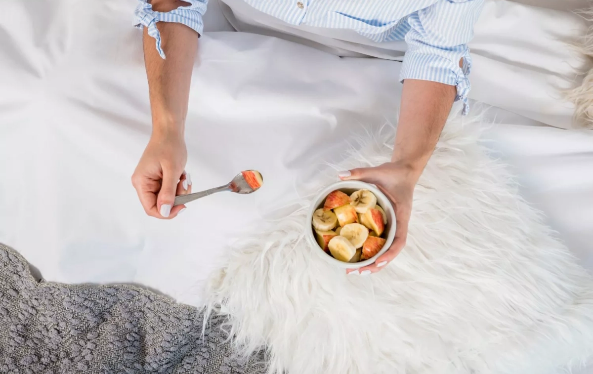 Una persona con un bol de frutas / FREEPIK Una persona con un bol de frutas / FREEPIK