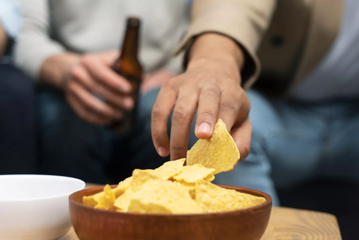 Uma pessoa apanha uma batata que caiu no chão / FREEPIK