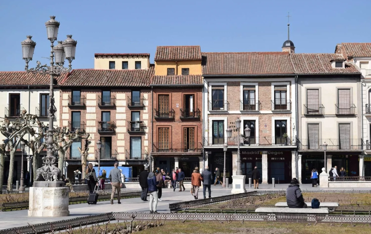 Vista parcial de la plaza Cervantes de Alcalá de Henares / UNSPLASH Vista parcial de la plaza Cervantes de Alcalá de Henares / UNSPLASH