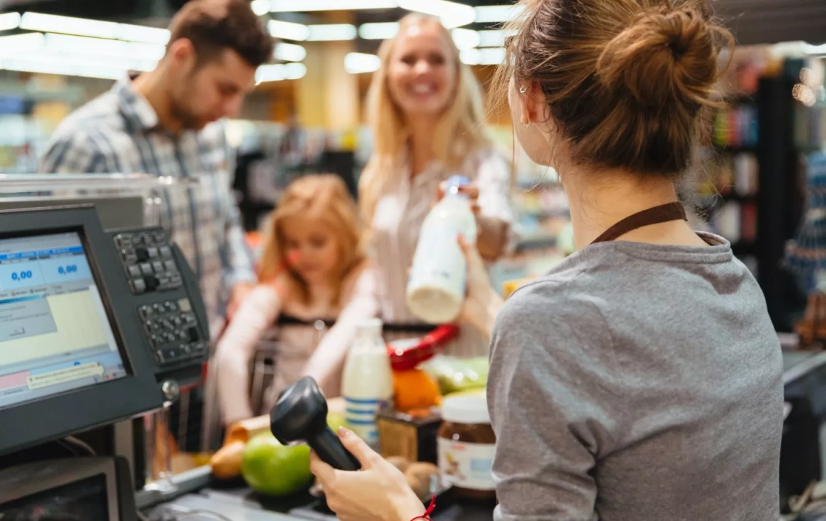Una familia en la caja de un supermercado donde acuden para ahorrar / FREEPIK - drobotdean Una familia en la caja de un supermercado donde acuden para ahorrar / FREEPIK - drobotdean