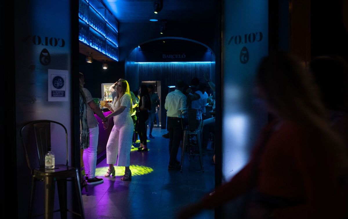 Varias personas bailando sin mascarilla en una discoteca española / EP
