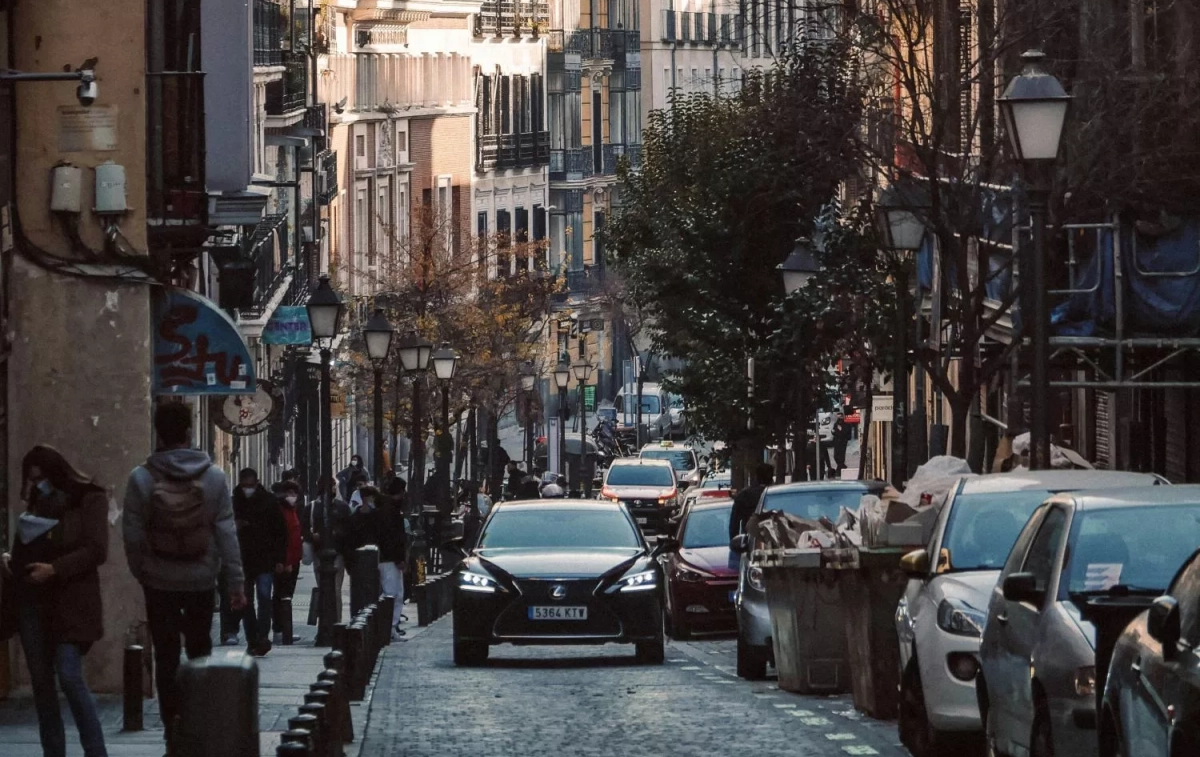 Un coche circula por una calle de Madrid / UNSPLASH Un coche circula por una calle de Madrid / UNSPLASH