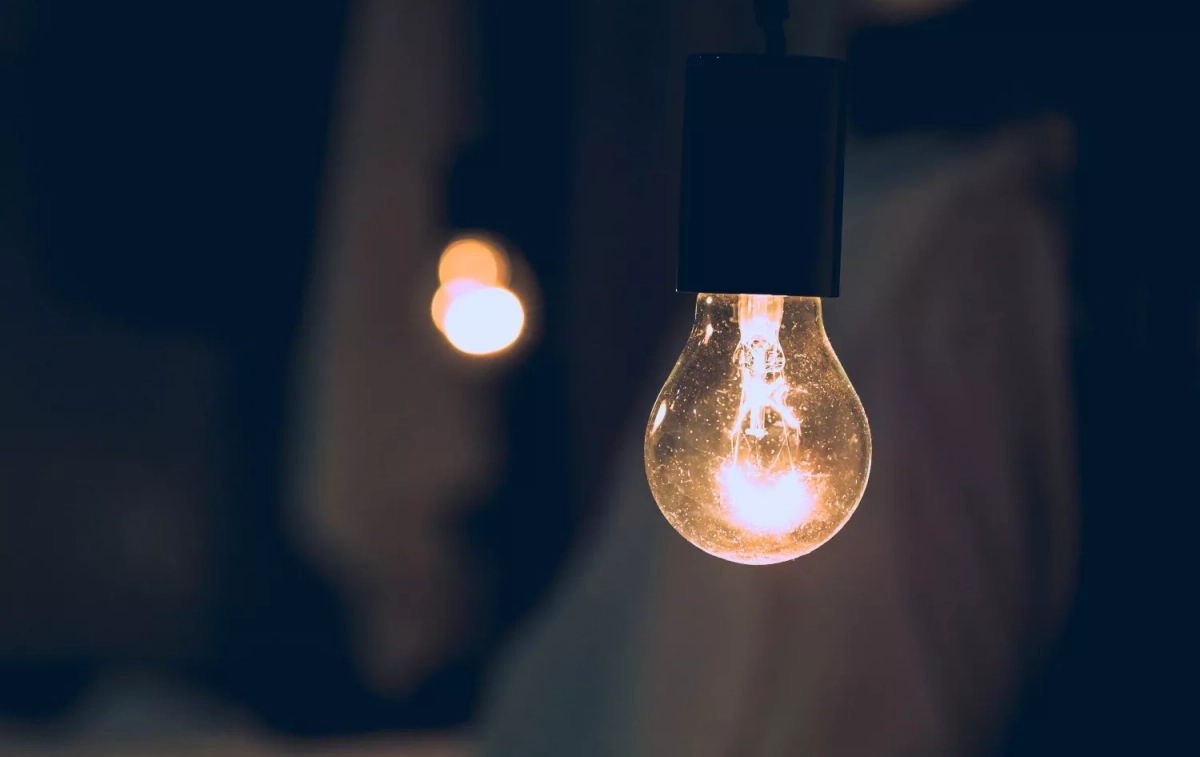 Una bombilla emite luz / FREEPIK Una bombilla emite luz / FREEPIK