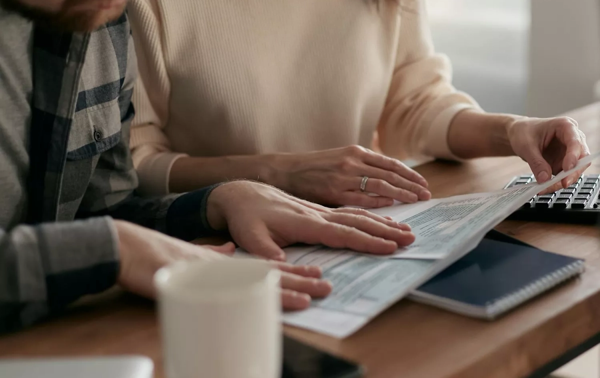 Dos personas reúnen documentación / PEXELS Dos personas reúnen documentación / PEXELS