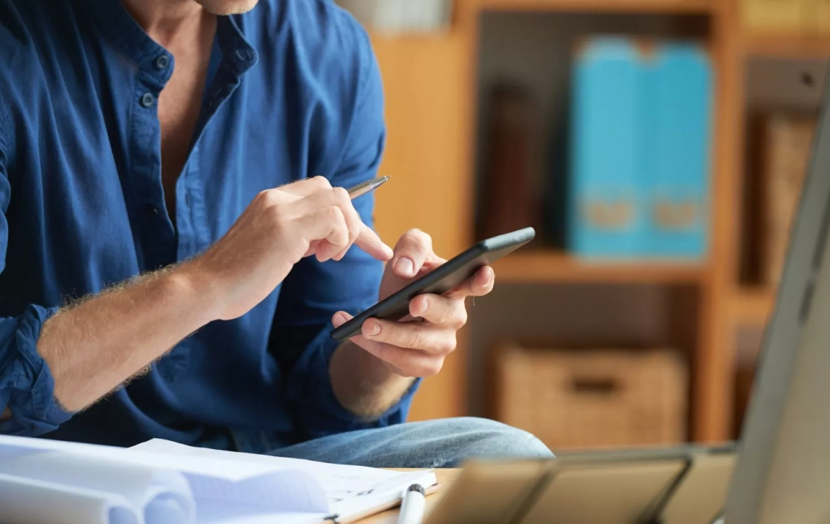Una persona accede a la app / FREEPIK - pressfoto Una persona accede a la app / FREEPIK - pressfoto